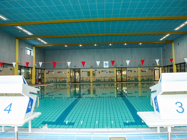 Das Schwimmerbecken im AquaMar mit zwei Startblöcken im Vordergrund.