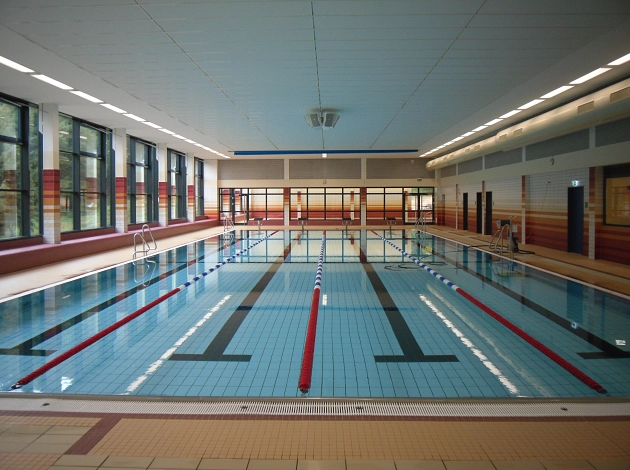 Blick auf das Schwimmerbecken mit den 4 Bahnen im Hallenbad Wehrda