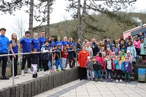 Schwimmoffensive_Foto Stefanie Ingwersen, Stadt Marburg.jpg Eine große Gruppe von Eltern, Kindern und Mitarbeiter*innen der Stadt von steht vor dem Schwimmbad in Wehrda.
