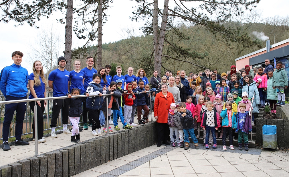 Eine große Gruppe von Eltern, Kindern und Mitarbeiter*innen der Stadt von steht vor dem Schwimmbad in Wehrda.&nbsp;&copy;&nbsp;Stefanie Ingwersen, Stadt Marburg