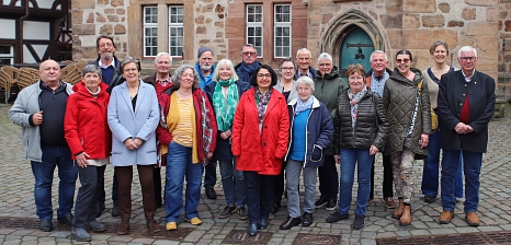 Gruppenfoto der Mitglieder des Seniorenbeirats vor dem Marburger Rathaus © Stefanie Ingwersen, Stadt Marburg