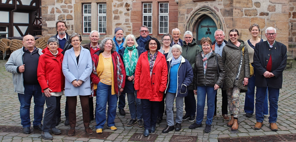 Gruppenfoto der Mitglieder des Seniorenbeirats vor dem Marburger Rathaus