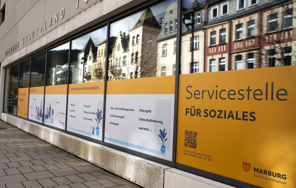 Am Erwin-Piscator-Haus: Die Fenster mit Beklebung der Servicestelle für Soziales.&nbsp;&copy;&nbsp;Lena-Johanna Schmidt, Stadt Marburg