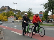Probierten die Grüne Welle für Fahrräder gleich selbst aus (v.l.): Stefan Eckert, Leiter Siemens-Division Mobility in Süddeutschland und Oberbürgermeister Dr. Thomas Spies.