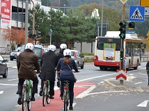 In Marburg hat Siemens erstmalig eine Smartphone-App für
Fahrradfahrer erfolgreich getestet. Dank dieser Technik kommt die Grüne Welle für Radfahrer nun auf deutsche Straßen.