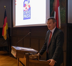 Oberbürgermeister Dr. Thomas Spies begrüßte die Teilnehmer*innen der Sicherheitskonferenz. © Thomas Steinforth, Stadt Marburg