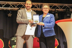 Silberne Ehrenplakette für FSV Cappel Die Stadträtin übergibt die silberne Ehrenplakette an den Vorsitzenden des FSV Cappel.