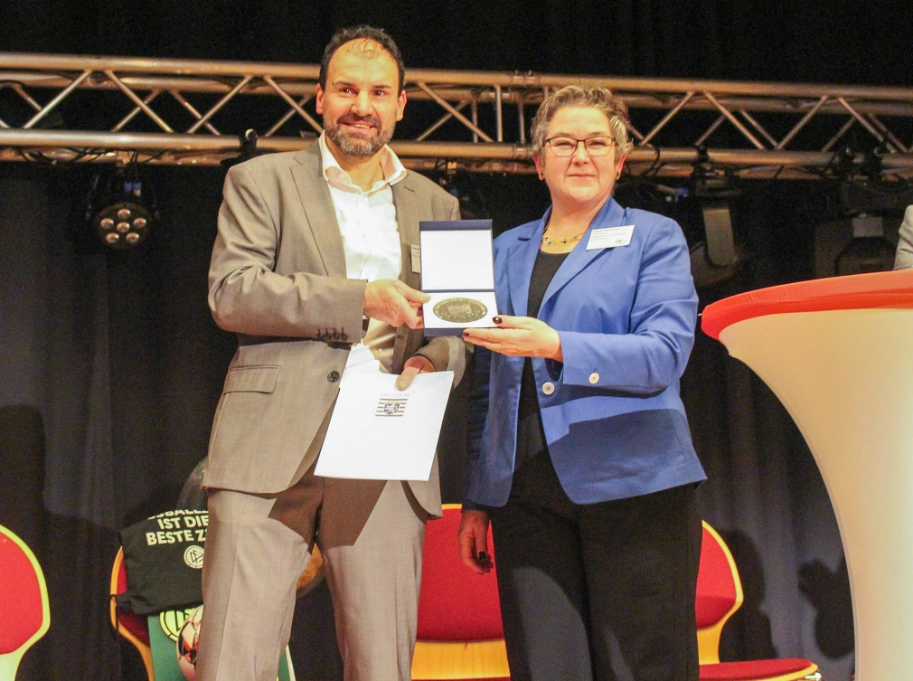 Die Stadträtin übergibt die silberne Ehrenplakette an den Vorsitzenden des FSV Cappel.