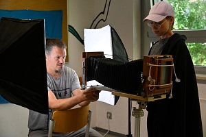 Sommerakademie: Kurs Elisabeth Eichler (Bob Jones),Großformatfotografie Zwei Personen richten eine Großformatkamera ein.