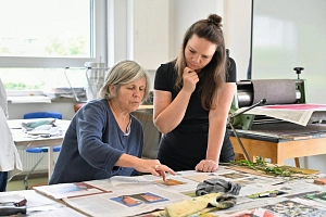 Sommerakademie: Kurs Inessa Emmer, Experimentelles Drucken Die Kursleiterin schaut einer Teilnehmerin bei der Arbeit über die Schulter.