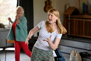 Sommerakademie: Kurs Nora Zender, Chor für alle Singende und tanzende Kursteilnehmer*innen.