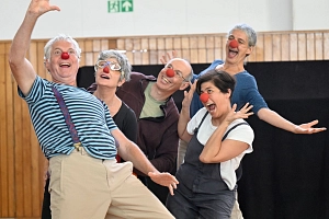 Sommerakademie: Kurs Susanne Schmitt, Clown Fünf Personen mit Clownsnasen in Bewegung.