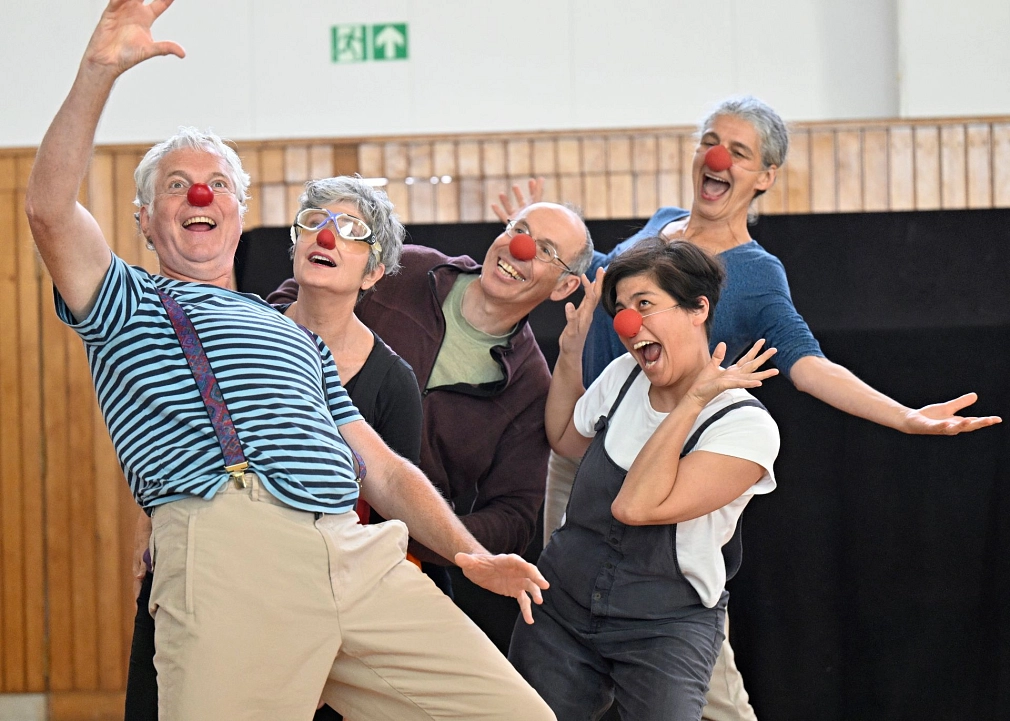 Sommerakademie: Kurs Susanne Schmitt, Clown Fünf Personen mit Clownsnasen in Bewegung.