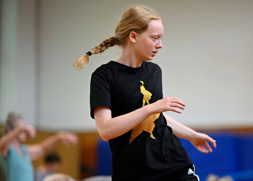 Sommerakademie: Kurs Tina Weiler, Tanz Tanzende junge Frau. © Georg Kronenberg