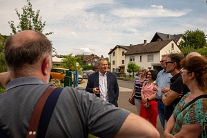 Sommertour Cappel_Foto Patricia Grähling-1.jpg Das Bild zeigt sieben Bürger*innen und Oberbürgermeister Dr. Thomas Spieß, die sich über die Umzäunung des Cappeler Teichs unterhalten.