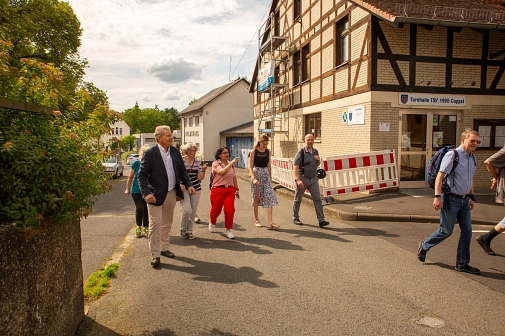 Das Bild zeigt eine Gruppe von laufenden Personen mit Oberbürgermeister Dr. Thomas Spieß, die sich unterhalten.&nbsp;&copy;&nbsp;Patricia Grähling, Stadt Marburg