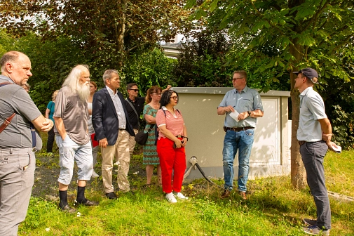 Das Bild zeigt sieben Personen und Oberbürgermeister Dr. Thomas Spieß, die in einem Halbkreis stehen und etwas vom Cappeler Ortsvorsteher Peter Hesse erklärt bekommen.&nbsp;&copy;&nbsp;Patricia Grähling, Stadt Marburg