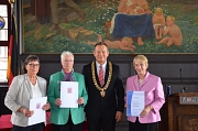 Oberbürgermeister  Dr. Thomas Spies überreichte den Ehrenbrief des Landes Hessen an Rosemarie Michalsky  (links) und Christa Schüller (2. v. l.) sowie die Goldene Ehrennadel der Stadt Marburg an Hannelore Gottschlich (rechts).