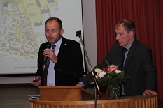 Bernd Nützel (rechts) und Marc Engelhard betonten, dass Baurecht nicht bedeute, dass alles Mögliche umgesetzt wird. © Heiko Krause, Stadt Marburg