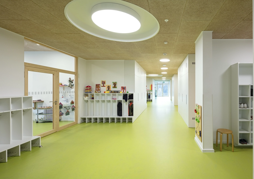 Das Familienzentrum am Stadtwald von innen. Blick in den Flur mit Regalen&nbsp;&copy;&nbsp;Thomas Ott, Büro Artec Architekten