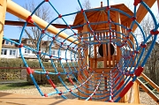 Das Bild zeigt ein Klettergerät auf einem Spielplatz in Cappel.