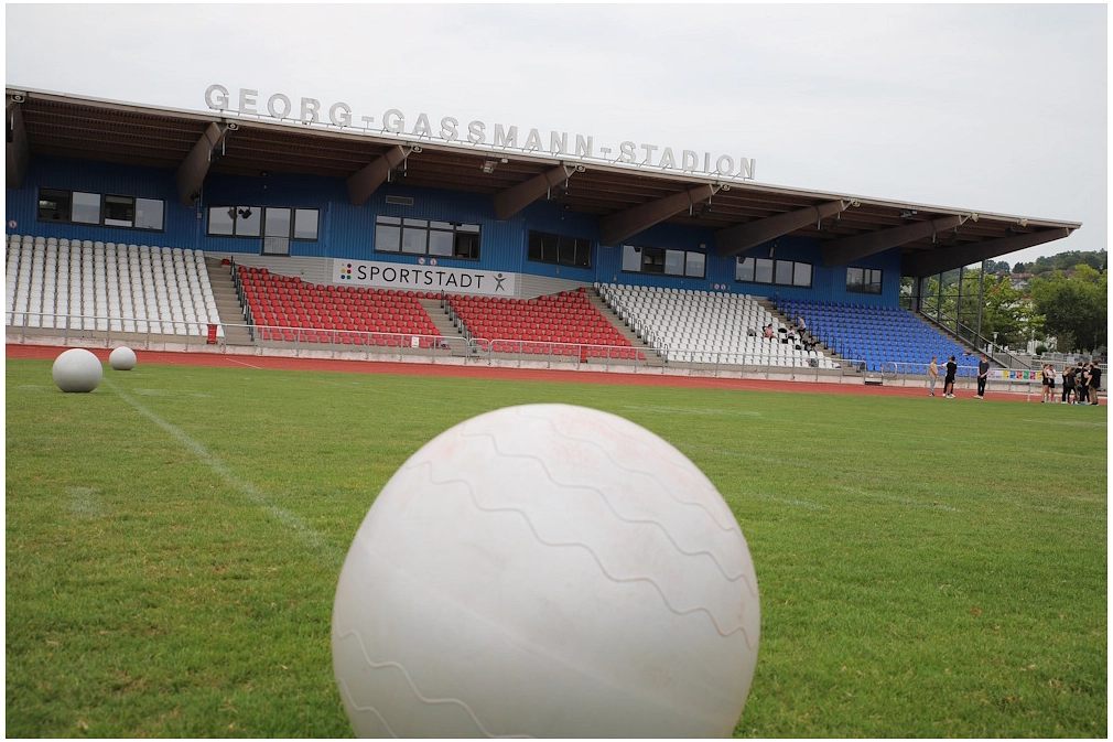 Blick auf die Tribüne des Georg-Gaßmann-Stadions, im Vordergrund liegt ein Ball auf dem Rasen.&nbsp;&copy;&nbsp;Dennis Siepmann, Stadt Marburg
