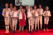 Die Fechter*innen des VfL Marburg wurden nach ihrer Vorführung für ihre Platzierungen bei den Hessischen Schüler- und Jugendmeisterschaften ausgezeichnet.