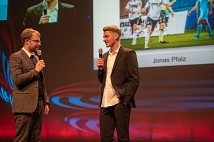 Jonas Pfalz (rechts), Spieler der U18-Fußballnationalmannschaft und Sohn der Stadt Marburg, erhielt nach kurzem Interview mit Moderator Lars Ruppel eine Sonderauszeichnung.