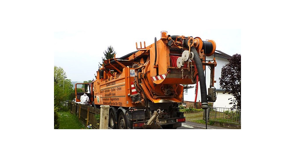Das Foto zeigt einen Spülwagen des DBM im Einsatz.&nbsp;&copy;&nbsp;DBM, Stender