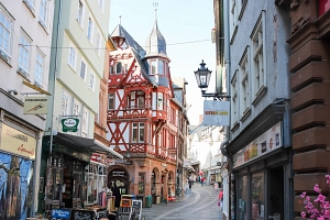 Stadt Marburg_Oberstadt_ Wettergasse_Einzelhandel.jpg Blick in die Wettergasse in der Marburger Oberstadt