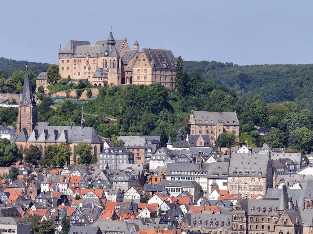 Stadtansicht Marburger Oberstadt mit Schloss_Georg Kronenberg.106114__Ausschnitt_.jpg Panoramabild mit Blick auf die Marburger Oberstadt und das Landgrafenschloss. © Georg Kronenberg