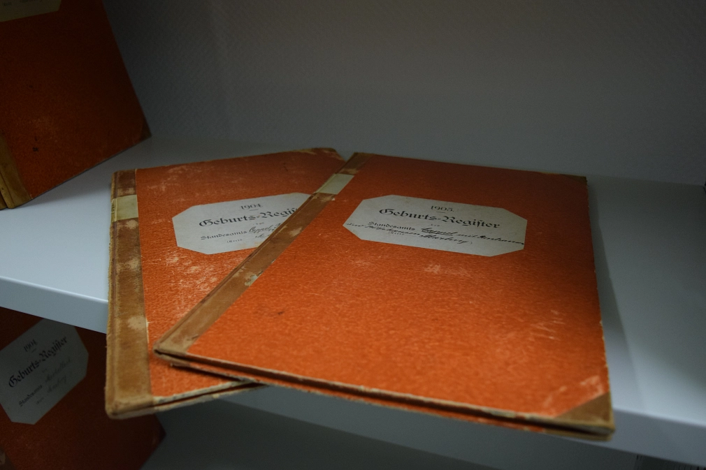 Zwei historische Bücher mit der Aufschrift Geburtsregister&nbsp;&copy;&nbsp;Stadt Marburg / Anna Wippermann