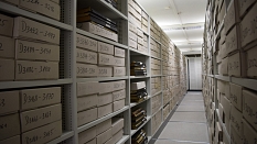Mehrere Regale im Stadtarchiv. In diesen Regalen befinden sich Kartons, die archivierte Akten enthalten. © Stadt Marburg / Anna Wippermann