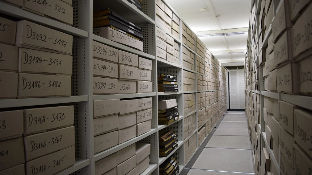 Mehrere Regale im Stadtarchiv. In diesen Regalen befinden sich Kartons, die archivierte Akten enthalten.&nbsp;&copy;&nbsp;Stadt Marburg / Anna Wippermann