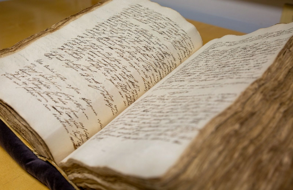 Zeugnis der Marburger Geschichte: Nahaufnahme vom Marburger Stadtbuch. Vergilbte Seiten, altertümliche Handschrift.&nbsp;&copy;&nbsp;Patricia Grähling, Stadt Marburg