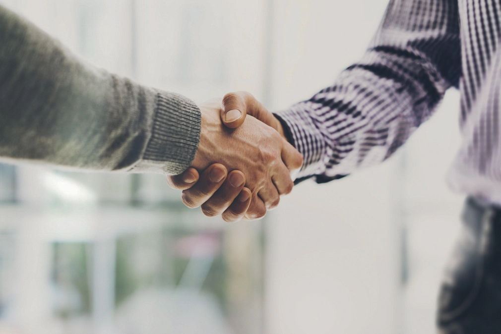 Zwei Menschen reichen sich die Hände wie zur Begrüßung oder zum Handschlag.&nbsp;&copy;&nbsp;iStock/Pinkypills