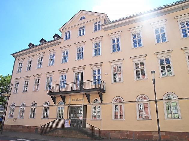 Große Außenansicht des Gebäudes der Marburger Stadtbücherei