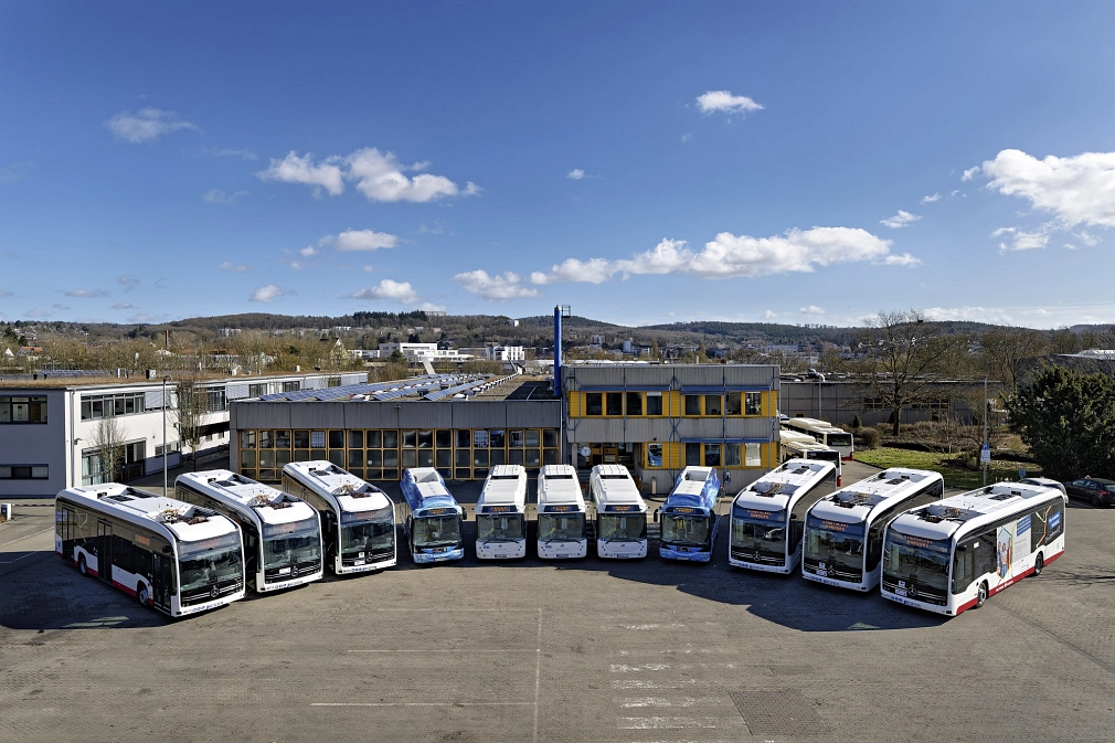 Elf Elektrobusse stehen im Halbkreis angeordnet auf einem Parkplatz der Stadtwerke Marburg.&nbsp;&copy;&nbsp;Georg Kronenberg i.A.d. Stadtwerke Marburg