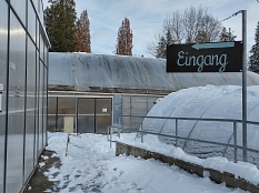 Stadtgärtnerei, Hinweisschild Eingang in die Gewächshäuser im Winter © Universitätsstadt Marburg, FD Stadtgrün & Friedhöfe