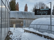 Stadtgärtnerei, Hinweisschild Eingang in die Gewächshäuser im Winter