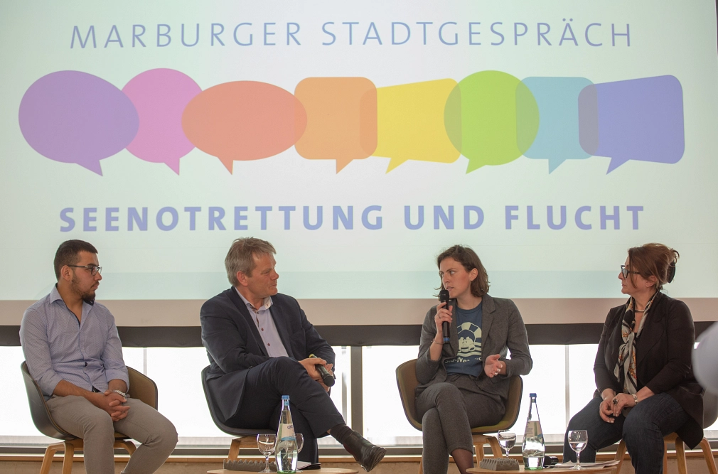 Beim ersten „Marburger Stadtgespräch“ kommt Oberbürgermeister Dr. Thomas Spies (2.v.l.) mit dem Autoren Rostam Nazari (v.l.), der Marburger Ärztin Ruby Hartbrich und Goarik Gareyan-Petrosyan, Vorsitzende des Ausländerbeirats der Stadt Marburg, über deren&nbsp;&copy;&nbsp;Patricia Grähling, Stadt Marburg