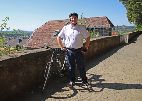 Auf die Plätze, fertig, los: Bürgermeister Wieland Stötzel motiviert die Marburger Stadtgesellschaft zur Teilnahme am Stadtradeln. © Thomas Steinforth, Stadt Marburg