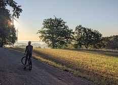 Radfahrer im Feld vor Windrad © Olaf Kirsch