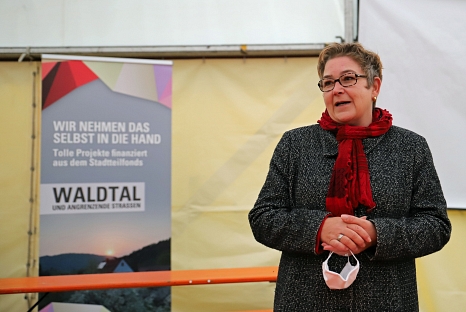Stadträtin Kirsten Dinnebier begrüßte die Gäste der Veranstaltung im Waldtal. © Thomas Steinforth, Stadt Marburg