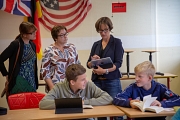 Stadträtin Kirsten Dinnebier (hinten, mitte) und Santina Poetsch, Fachdienstleitung Schule (links), lassen sich von Gabi Linke zeigen, wie sie das Tablet im Unterricht nutzt.