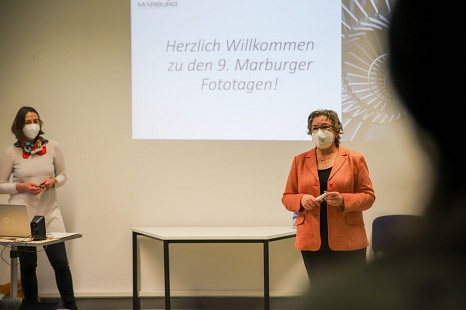 Stadträtin Kirsten Dinnebier (rechts) eröffnete gemeinsam mit Cordula Schlichte, Leiterin der vhs, die 9. Marburger Fototage. © Freya Altmüller, Stadt Marburg