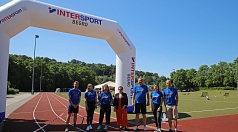 An der Ziellinie stehen Stadträtin Kirsten Dinnebier, Sportamtsleiter Björn Backes, Organisator Martin Falk und das KOMBINE-Team.
