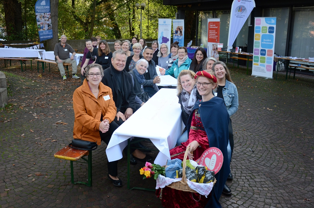Stadträtin Kirsten Dinnebier und Oberbürgermeister Dr. Thomas Spies (links im Bild) mit den Akteur*innen der Projektgruppe Familie und Armut "gemeinsam in einem Tisch" – das war das Motto der Aktion zum internationalen Tag zur Beseitigung der Armut.