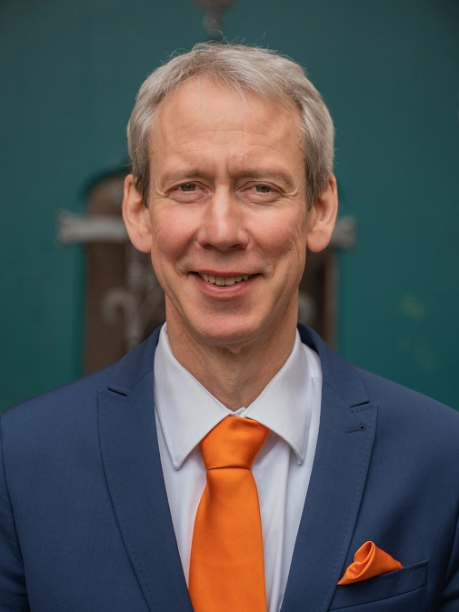 Stadtrat Dr. Michael Kopatz vor dem Marburger Rathaus.&nbsp;&copy;&nbsp;Christopher Rommel