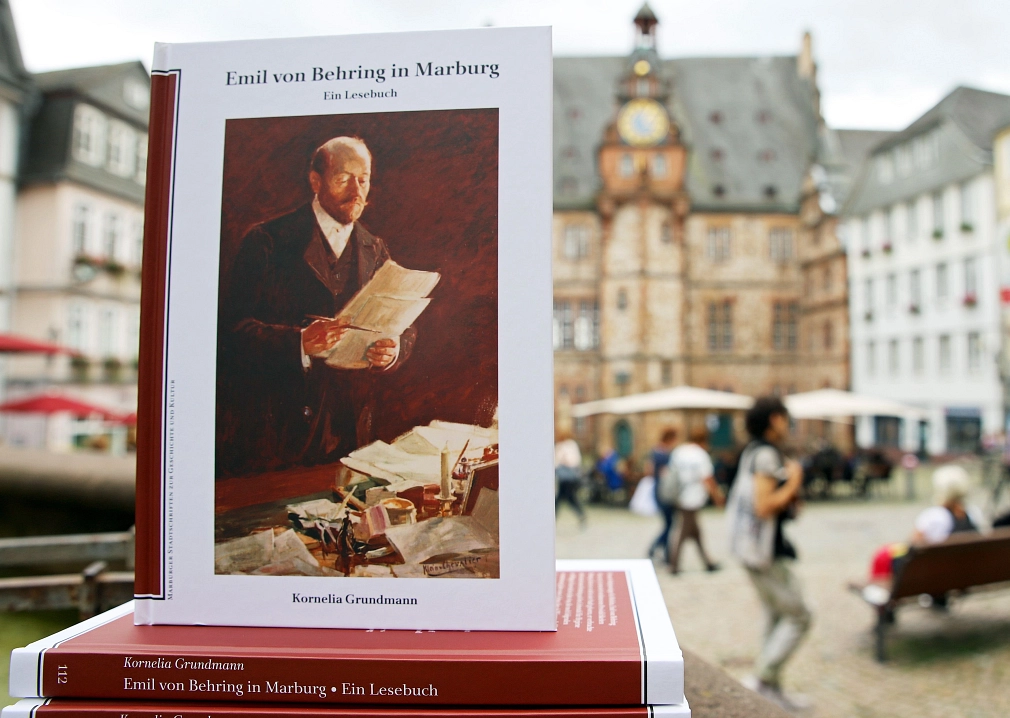Das Lesebuch „Emil von Behring in Marburg“ war ausverkauft, der städtische Rathaus-Verlag hat es nun nachgedruckt.&nbsp;&copy;&nbsp;Birgit Heimrich, Stadt Marburg